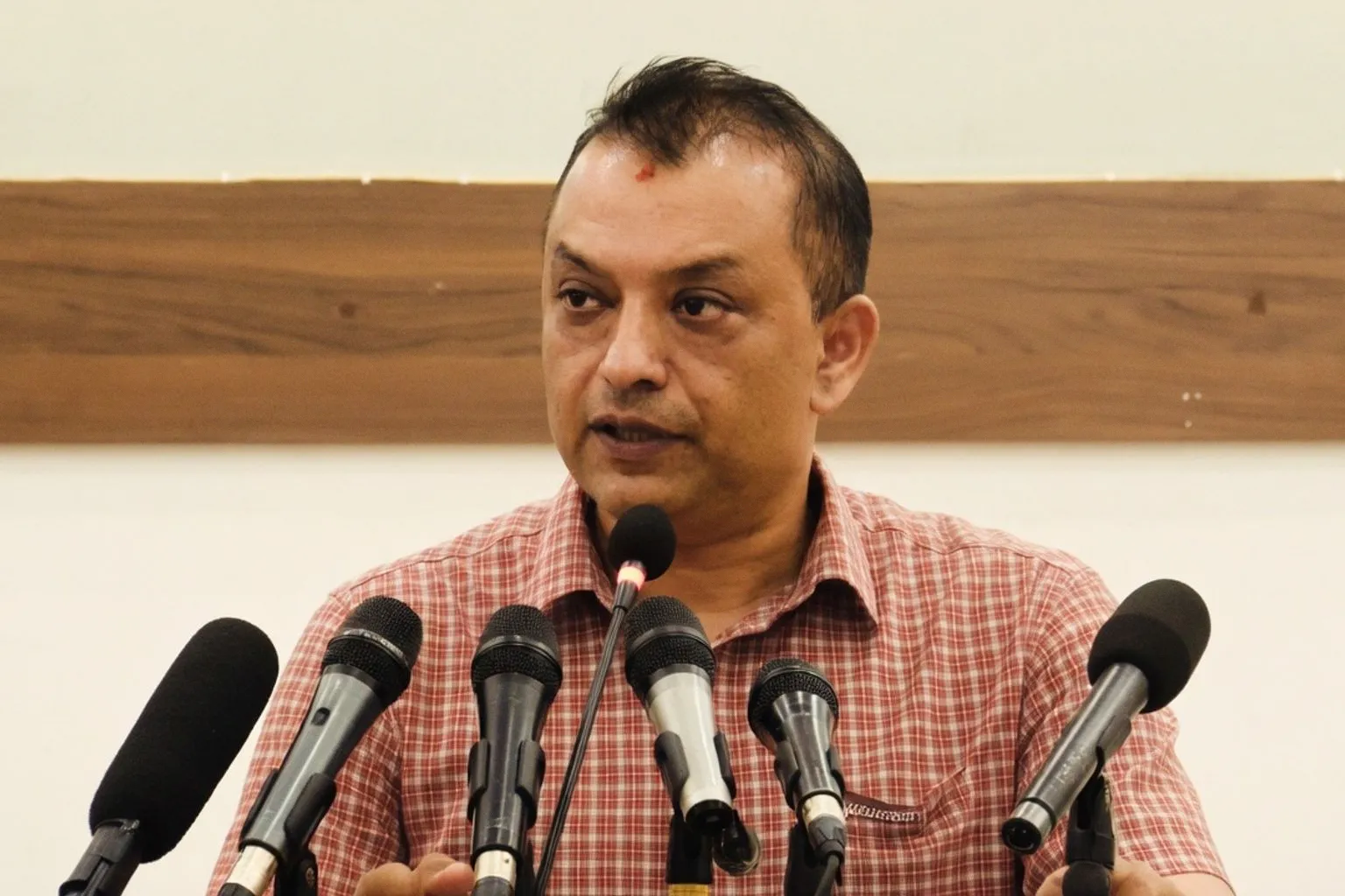 कांग्रेसकाे १५ औँ महाधिवेशनमा गगन थापाले ‘देश, लोकतन्त्र र कांग्रेस’ शीर्षकमा राजनीतिक प्रस्ताव पेस गर्ने