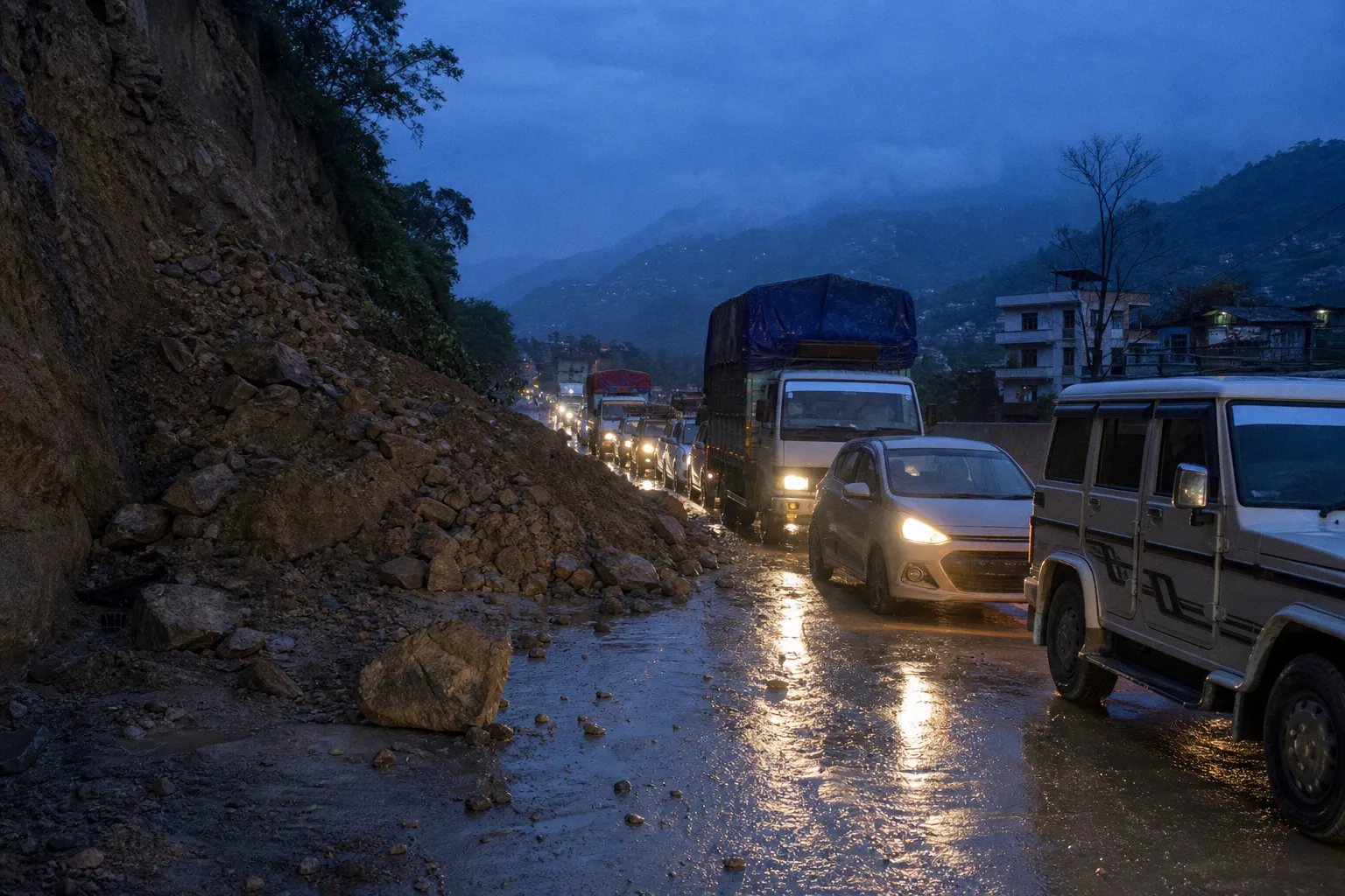 मुख्य राजमार्ग : कतै पूर्ण बन्द, कतै एकतर्फी